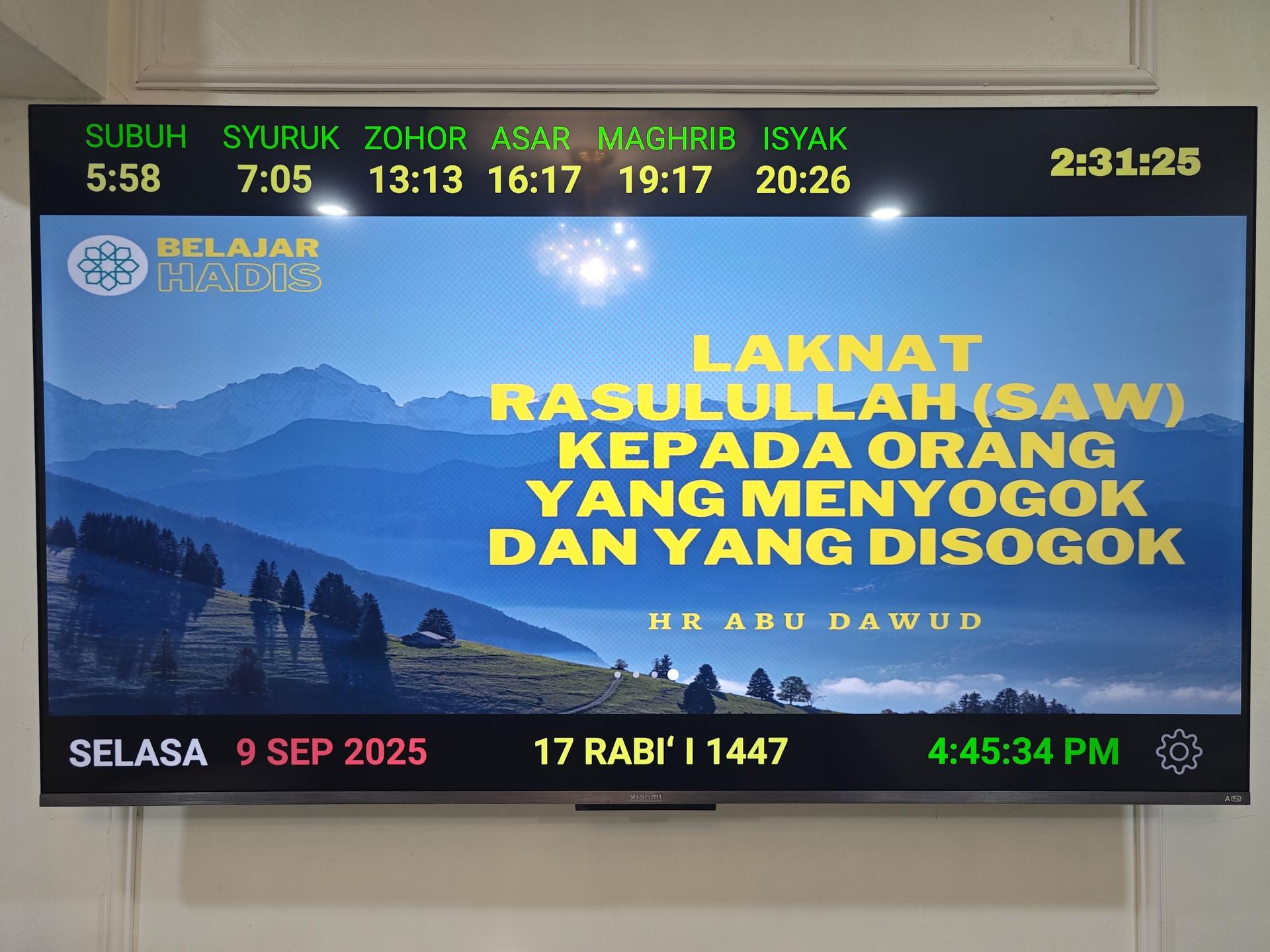 MuadzSyncTV Display showing prayer times and Islamic content